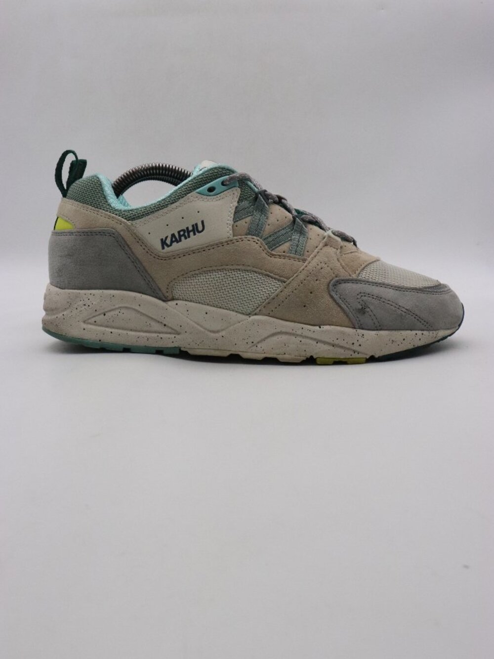 Karhu Fusion 2.0 Athletic Shoes Men's Size 9.5 Gray Tan Sneakers Trainers Shoes